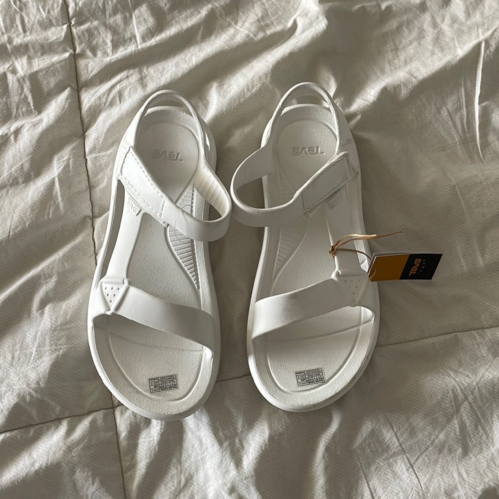 new with tags women’s white rubber tevas (hurricane drift)